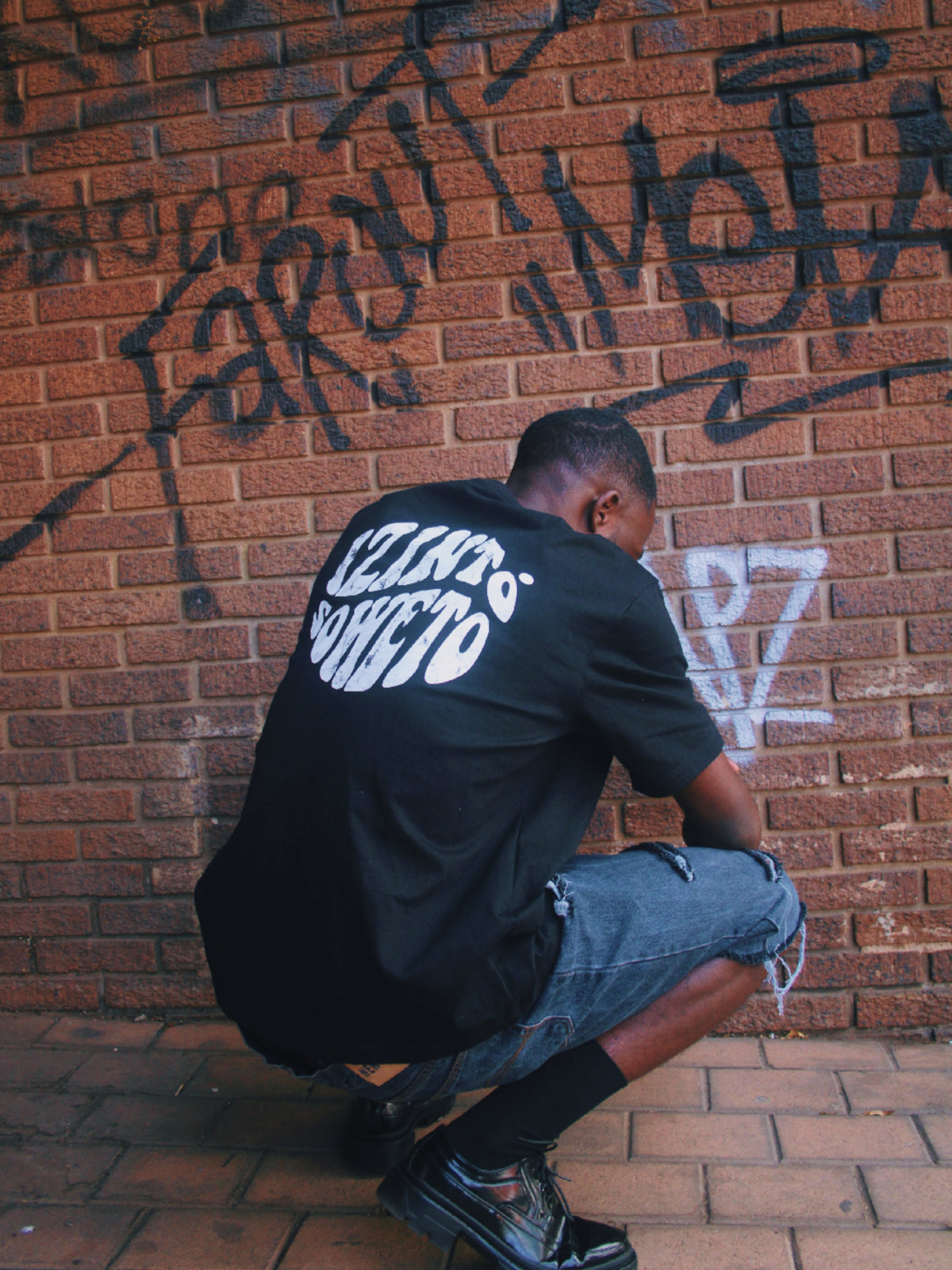 IZINTO CLOTHING - BLACK RETRO TEE